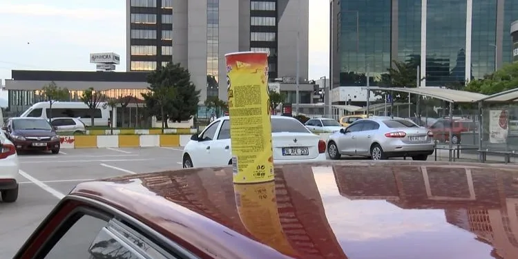 Arabasının üzerinde para dolu cips kutusu buldu