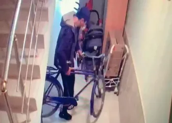 Bursa’da bisiklet hırsızı kameraya yakalandı