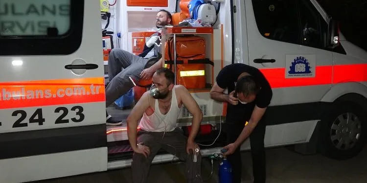 Bursa’da fabrika yandı işçiler dumandan etkilendi