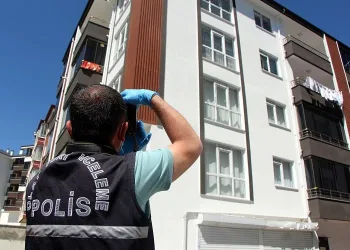 Uyurken üçüncü kattan düştü