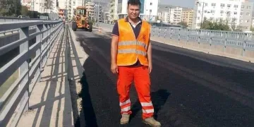 Asfaltlama yaparken silindirin altında can verdi
