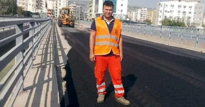 Asfaltlama yaparken silindirin altında can verdi