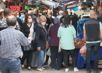 Bursa’da semt pazarlarında yoğun kalabalık