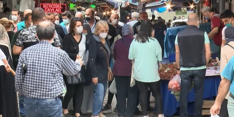 Bursa’da semt pazarlarında yoğun kalabalık