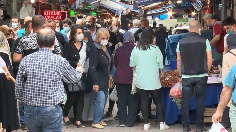 Bursa'da semt pazarlarında yoğun kalabalık
