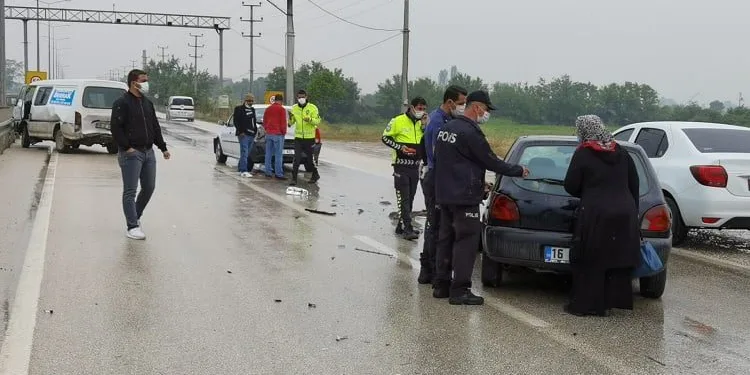 Bursa’da zincirleme kaza! 1’i çocuk 5 yaralı