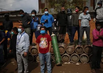 Ülke koronavirüs felaketiyle karşı karşıya! Aynı yatakta iki hasta
