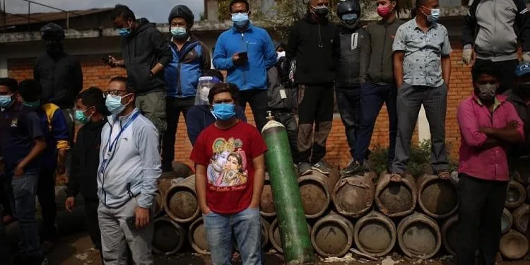 Ülke koronavirüs felaketiyle karşı karşıya! Aynı yatakta iki hasta