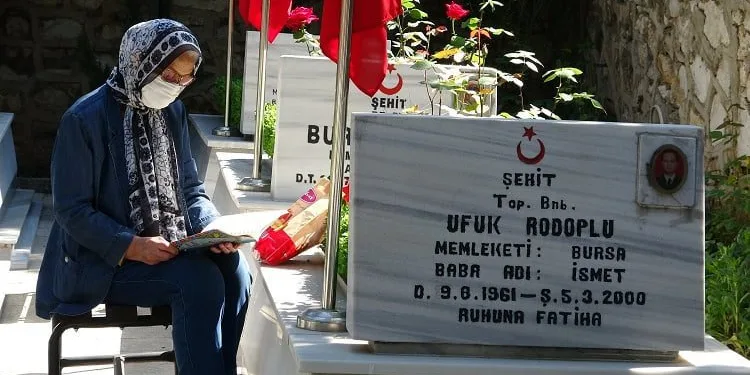 Bursa’da arife günü şehitliklerde hüzünlü ziyaret