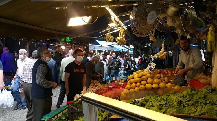 Bursa'da semt pazarlarında yoğun kalabalık
