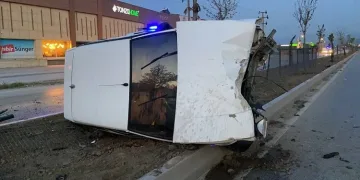 Bursa’da alkollü sürücü aydınlatma direğine çarptı