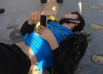 Bursa’da otomobilin çarptığı genç telefonuna üzüldü