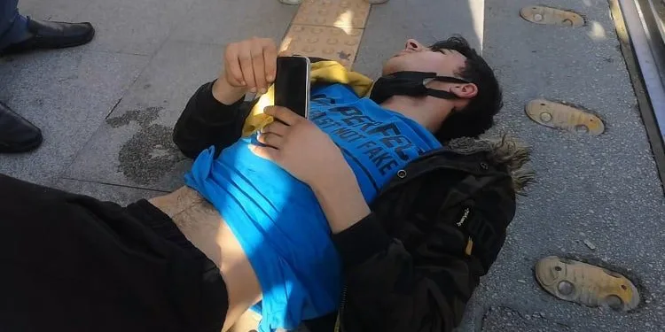 Bursa’da otomobilin çarptığı genç telefonuna üzüldü