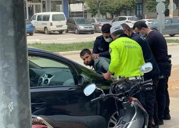 Bursa’da dur ihtarına uymadı, polisin üzerine sürdü