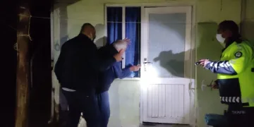 Kızı polise haber verdi evinde baygın halde bulundu
