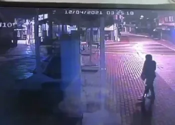 Bursa’da parke taşıyla camı kırdı fark edilince kaçtı