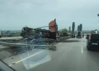 Bursa’da devrilen kamyon 100 metre sürüklendi