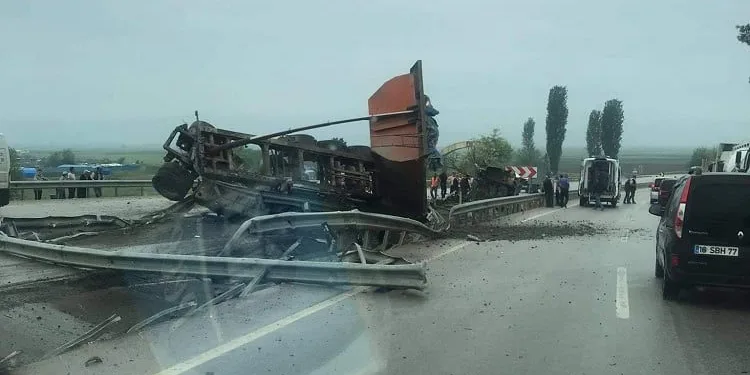 Bursa’da devrilen kamyon 100 metre sürüklendi