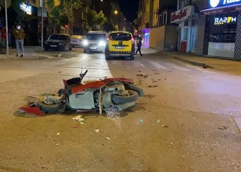 Bursa’da taksiyle çarpışan motosiklet parçalara ayrıldı