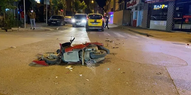 Bursa’da taksiyle çarpışan motosiklet parçalara ayrıldı