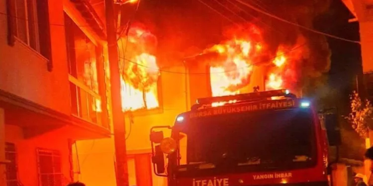 Bursa’da sahur vakti yangın! Alevler tüm evi sardı