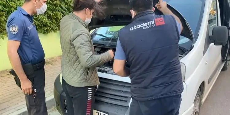 Aracın motoruna giren kedi mahalleliyi seferber etti