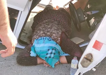 Bursa’da takla atan araçta kurtarılmayı bekledi