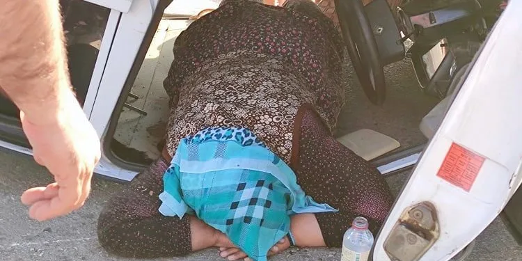 Bursa’da takla atan araçta kurtarılmayı bekledi