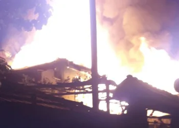 Bursa Keles’te 2 katlı ahşap ev küle döndü