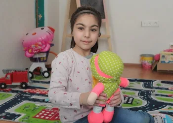 Kulak kanalı, kulak deliği ve dış kulağı olmadan doğdu