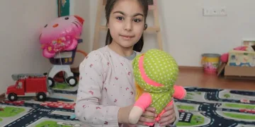 Kulak kanalı, kulak deliği ve dış kulağı olmadan doğdu