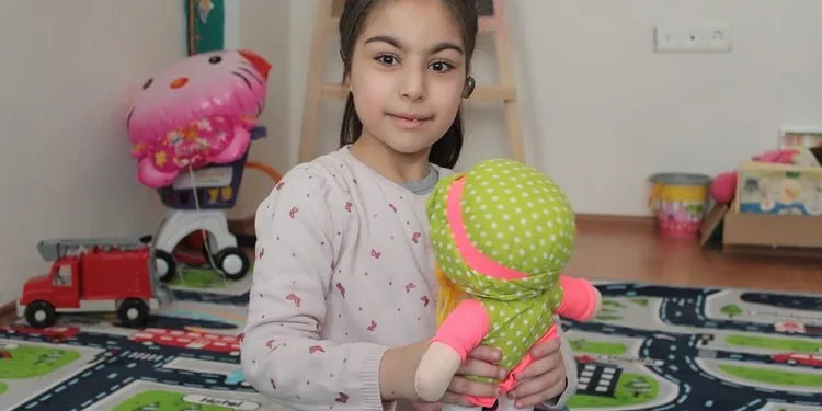 Kulak kanalı, kulak deliği ve dış kulağı olmadan doğdu