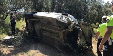 Bursa’da zeytinliğe uçan aracın camından fırladı