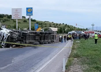 Feci kazada TIR’ın altında kaldılar
