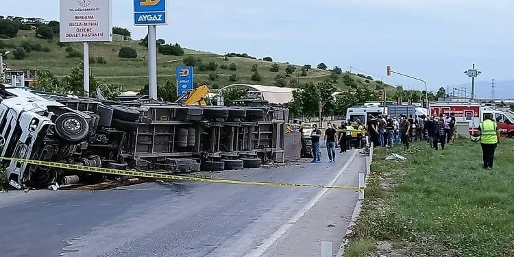Feci kazada TIR’ın altında kaldılar