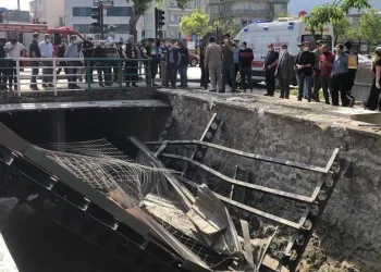 Bursa’da köprüdeki inşaat büyük bir gürültüyle çöktü!