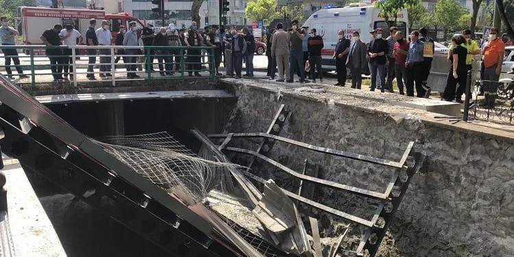 Bursa’da köprüdeki inşaat büyük bir gürültüyle çöktü!