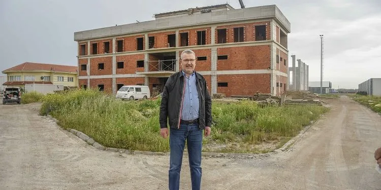 Başkan Özkan Karacabey’deki spor kompleksi inşaatını inceledi