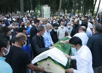 Bursa’da ölü bulunan paraşütçü son yolculuğuna uğurlandı