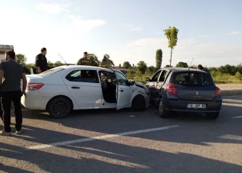 Bursa’da mıcıra kapılan otomobil kaza yaptı