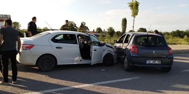 Bursa’da mıcıra kapılan otomobil kaza yaptı