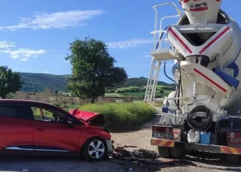 Bursa’da otomobil beton mikseriyle çarpıştı
