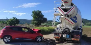 Bursa’da otomobil beton mikseriyle çarpıştı