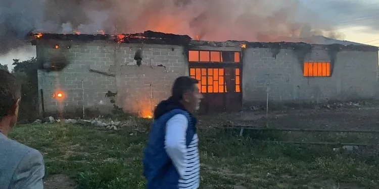Bursa’da iş yeri yandı! Traktör küle döndü
