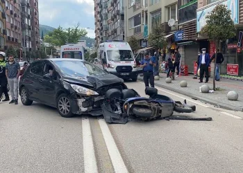 Bursa’da otomobille çarpışan kurye ağır yaralandı