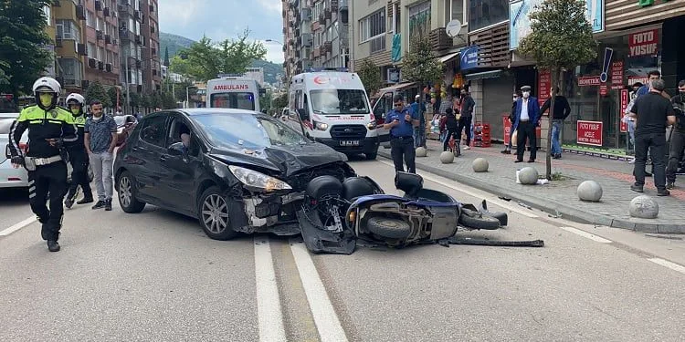 Bursa’da otomobille çarpışan kurye ağır yaralandı