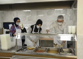 Başkan, eşi ve çocuklarıyla aşevinde mutfağa girdi