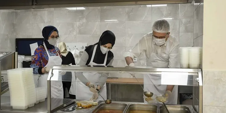 Başkan, eşi ve çocuklarıyla aşevinde mutfağa girdi