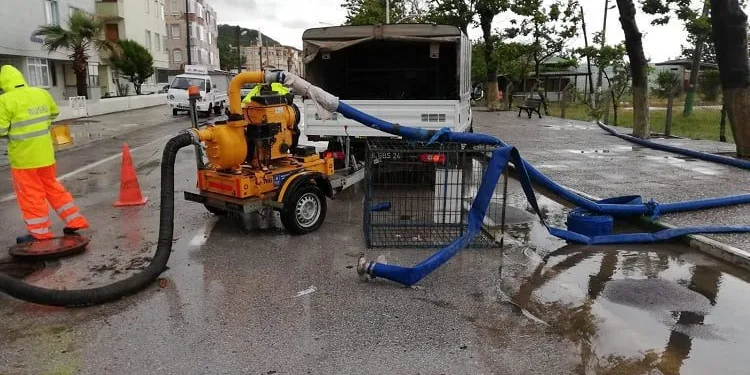 BUSKİ’den sel bölgesine anında müdahale