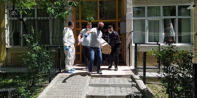 Annesini satırla öldürüp kafasını tencereye koydu